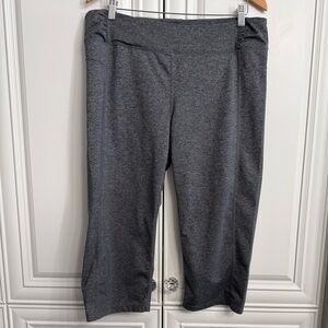 Kirkland Signature Women’s XXL Grey Capri Length Yoga Pants Stretchy Athletic